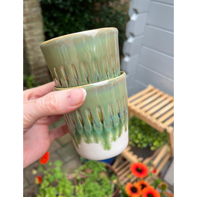 Twee groene koffiekopjes