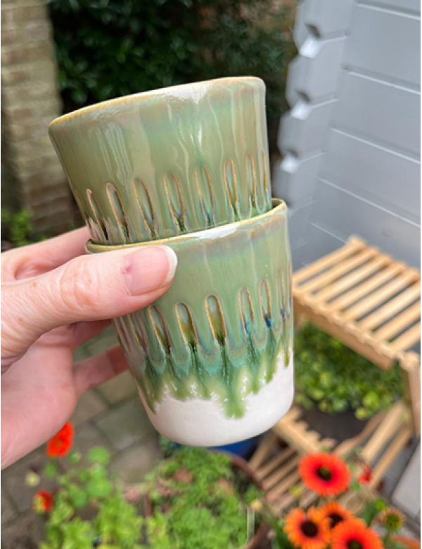 Twee groene koffiekopjes